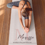 Minimalistisches Monogramm Initial- und Namenspate Yogamatte<br><div class="desc">Verbessern Sie Ihre Yogapraxis mit unserer Minimalistischen Monogram Initial & Name Pastel Pink Yoga Mat. Diese elegante Matte zeichnet sich durch ein schlankes Design aus, das mit Ihrem ersten und Namen personalisiert ist, und das Set vor einem weichen pastellrosa Hintergrund. Aus hochwertigen, rutschfesten Materialien gefertigt, bietet es hervorragende Unterstützung und...</div>