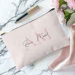 Minimalistisches Monogramm Initial- und Namenspate Zubehörtasche<br><div class="desc">Organisieren Sie Ihr Wesentliches stilvoll mit unserem Minimalistischen Monogram Personalisiert Pastel Pink Initial & Name Kosmetik & Toilettenbeutel. Dieser elegante Sack ist mit einem weichen pastellrosa Design und einem eigenen Monogramm und Namen ausgestattet und eignet sich hervorragend zum behalt von Kosmetika, Pflegeprodukten und anderen persönlichen Gegenständen. Aus langlebigen, hochwertigen Materialien...</div>