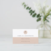 Minimalistisches Monogramm Neutrales Beige QR-Code Visitenkarte (Stehend Vorderseite)