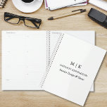 Minimalistisches Monogramm oder Logo hinzufügen Planer<br><div class="desc">Moderner Minimalistischer Planer. Schwarz & Weiß oder wählen Sie Ihre eigenen Farben. Ideal für kleine Unternehmen,  Firmenmarken,  selbstständige Zuhause,  Online-Vertriebsorganisation und vieles mehr. Einfach mit Ihren Monogramm-Initialen,  Firmennamen und Informationen,  Jobtitel,  Slogan oder sogar mit Ihrem Logo oder persönlichem Markendesign personalisieren.</div>