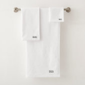 Minimalistisches Monogramm Personalisiert weiß Badhandtuch Set (Insitu)