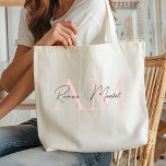 "Minimalistisches Monogramm Personalisierte Pastet Tragetasche<br><div class="desc">Mit diesem minimalistischen Monogramm personalisierter, pastellrosa Tasche heben Sie Ihren Alltag auf. Diese Tasche wurde mit einer sauberen, modernen Ästhetik entworfen und verfügt über ein individuelles Monogramm oder eine eigene Initiale. Es ist aus langlebigen Materialien gefertigt und eignet sich perfekt für den Transport von Wesentlichen zum Arbeiten, zur Schule, zum...</div>