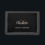 Minimalistisches Namensschild für Schwarzes Gold Tri-fold Geldbeutel<br><div class="desc">Ein stilvoller schwarzer Hintergrund. Personalisieren und fügen Sie Ihren Vornamen,  Monogramm-Initialen und vollständigen Namen. Der Name wird mit einem handgeschriebenen Stilskript geschrieben.</div>