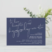 Minimalistisches Navy-Script-Hochzeitsessen Probe Einladung (Stehend Vorderseite)