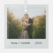 Minimalistisches neu verheiratetes Foto Erste Weih Ornament Aus Glas (Vorderseite)