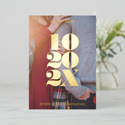 Minimalistisches numerisches Datum Save the Date Folieneinladung (Stehend vorne)