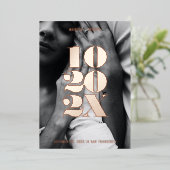 Minimalistisches numerisches Datum Save the Date R Folieneinladung (Stehend vorne)