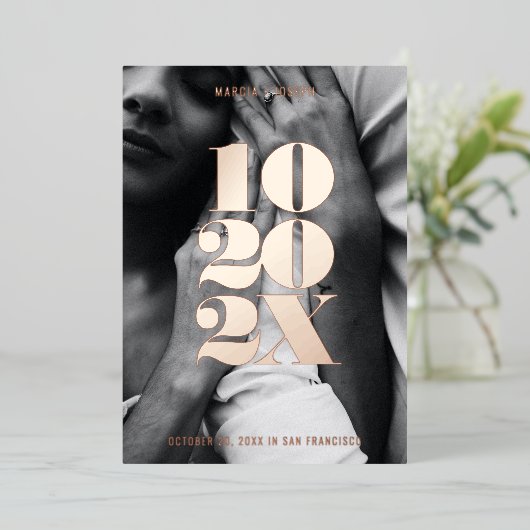 Minimalistisches numerisches Datum Save the Date R Folieneinladung (Stehend vorne)