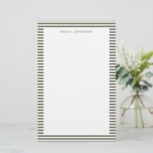Minimalistisches olivgrün gestreiftes Monogramm Briefpapier (Stehend Vorderseite)