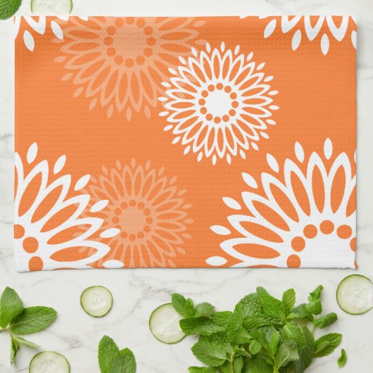 Minimalistisches Orange Mandala Geometrisches Must Handtuch (Gefaltet)