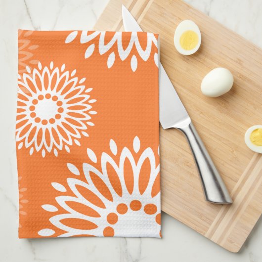Minimalistisches Orange Mandala Geometrisches Must Handtuch (Viertel Falte)