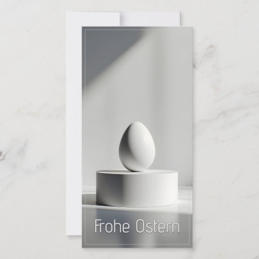 Minimalistisches Osterei auf modernem Podest (Vorderseite)