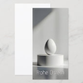 Minimalistisches Osterei auf modernem Podest (Vorne/Hinten)