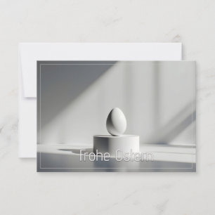 Minimalistisches Osterei auf modernem Podest