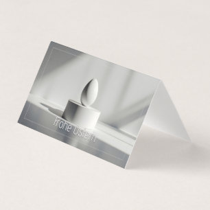 Minimalistisches Osterei auf modernem Podest