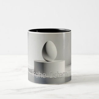 Minimalistisches Osterei auf modernem Podest Zweifarbige Tasse