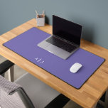 Minimalistisches Periwinkle-Lila-Monogram-Büro Schreibtischunterlage<br><div class="desc">Minimalistisch Periwinkle Lila Schreibtischmatte</div>