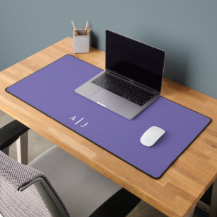 Minimalistisches Periwinkle-Lila-Monogram-Büro Schreibtischunterlage