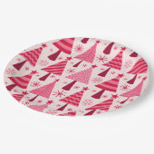 Minimalistisches Pink und Rote Weihnachtsbaummuste Pappteller (Schrägansicht)