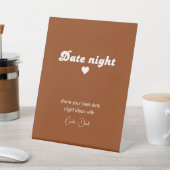 Minimalistisches Retro Datum Nachttischlange Unter Sockelschild (In SItu)