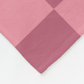 Minimalistisches rosa Schachbrettmuster Fleecedecke (Ecke)