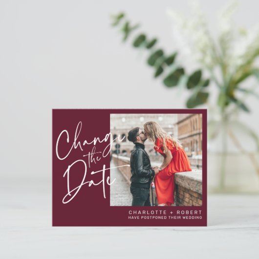 Minimalistisches Rotes Foto Hochzeit ändern das Da Ankündigungspostkarte (Stehend Vorderseite)