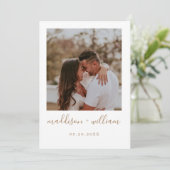 Minimalistisches rustikales Beige mit Einladung zu (Stehend Vorderseite)