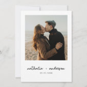 Minimalistisches rustikales Foto-Skript Einladung (Rückseite)