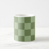 Minimalistisches Salbeigrün-Schachbrettmuster Kaffeetasse (Mittel)