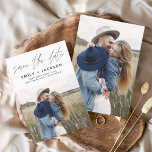 Minimalistisches Save the Date handgeschriebenes F<br><div class="desc">Modernes und elegantes handgeschriebenes Skript-Foto Save the Date Hochzeitskarte. Die Save the Date einladende Einladungskarte beinhaltet eine schicke und stilvolle Typografie mit einem einfachen und minimalistischen Design auf weißem Hintergrund,  mit dem Sie Ihre individuelle Verlobung-Fotografie hinzufügen können.</div>