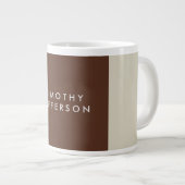 Minimalistisches Schlichtes Braun Elegante Moderne Jumbo-Tasse (Vorderseite Rechts)