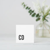 Minimalistisches, schlichtes, weißes Monogramm Quadratische Visitenkarte (Stehend Vorderseite)