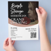 Minimalistisches Schönheitsmodell-Ästhetik-Salon- Flyer (Hand)