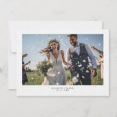 Minimalistisches Schwarz auf Plush White Paisley U Einladung (Rückseite)