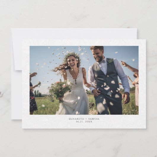 Minimalistisches Schwarz auf Plush White Paisley U Einladung (Rückseite)