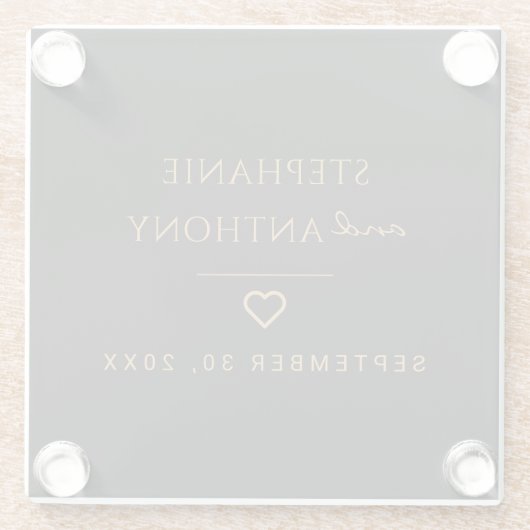 Minimalistisches Schwarz-Gold-Herz Moderne Hochzei Glasuntersetzer (Rückseite)