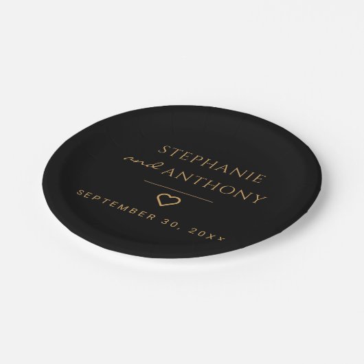 Minimalistisches Schwarz-Gold-Herz Moderne Hochzei Pappteller (Schrägansicht)