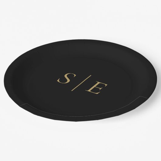 Minimalistisches Schwarz-Gold Monogramm Pappteller (Schrägansicht)
