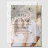 Minimalistisches Schwarz-Weiß-Blütenüberlagern Pergament Einladungen