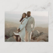 Minimalistisches Schwarz-Weiß-Foto Moderne Hochzei Begleitkarte (Rückseite)