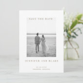 Minimalistisches Schwarz-Weiß-Foto QR-Code Save-th Save The Date (Stehend Vorderseite)