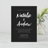 Minimalistisches Schwarz-Weiß-Foto-Skript Hochzeit Einladung (Stehend Vorderseite)