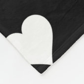 Minimalistisches Schwarz-Weiß-Herzmuster Fleecedecke (Ecke)