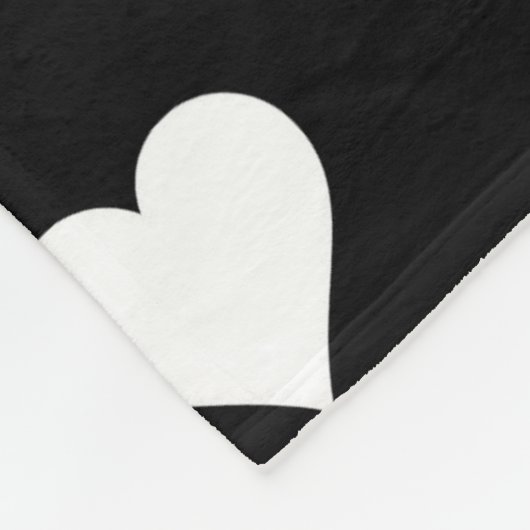Minimalistisches Schwarz-Weiß-Herzmuster Fleecedecke (Ecke)