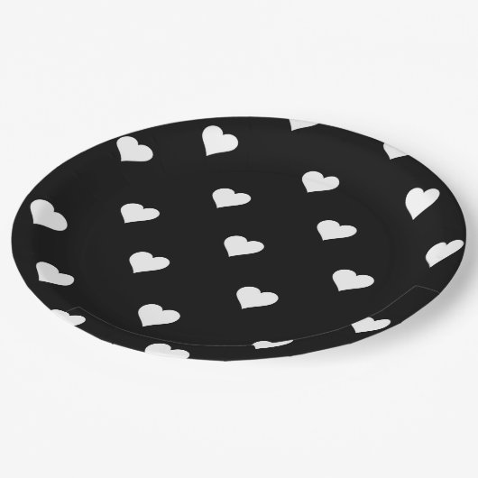 Minimalistisches Schwarz-Weiß-Herzmuster Pappteller (Schrägansicht)