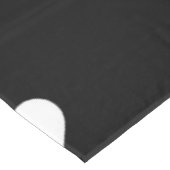 Minimalistisches Schwarz-Weiß-Herzmuster Tischdecke (Schrägansicht)