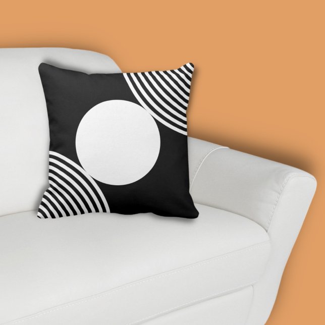 Minimalistisches Schwarz-Weiß-Perlen-Muster Kissen (Centered White Circle on Black Throw Pillow on White Couch with Orange Wall)