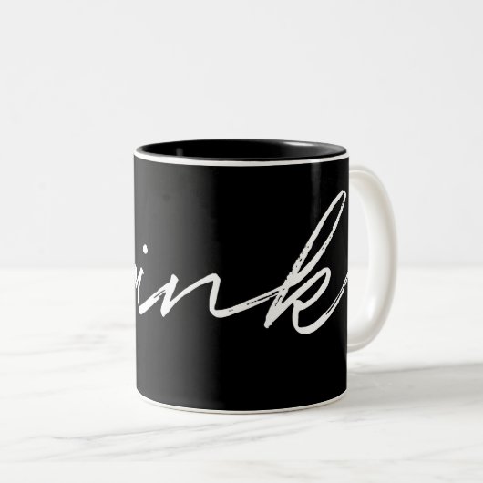 Minimalistisches Schwarz-Weiß-Script "drink" Funny Zweifarbige Tasse (VorderseiteRechts)