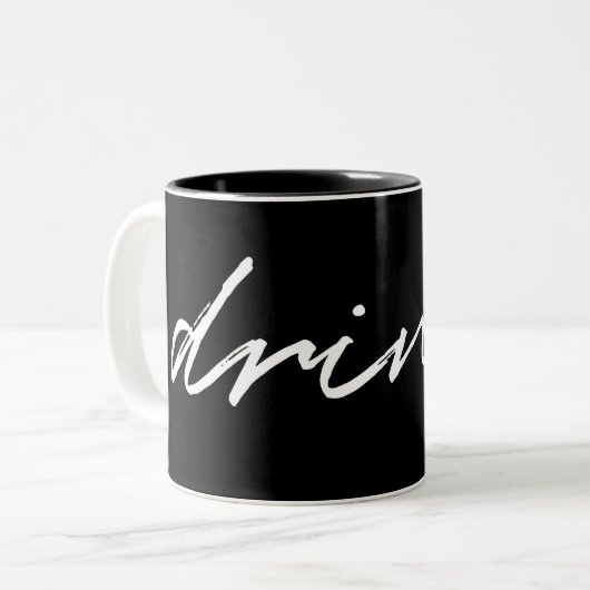 Minimalistisches Schwarz-Weiß-Script "drink" Funny Zweifarbige Tasse (Vorderseite Links)