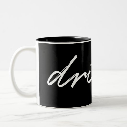 Minimalistisches Schwarz-Weiß-Script "drink" Funny Zweifarbige Tasse (Links)